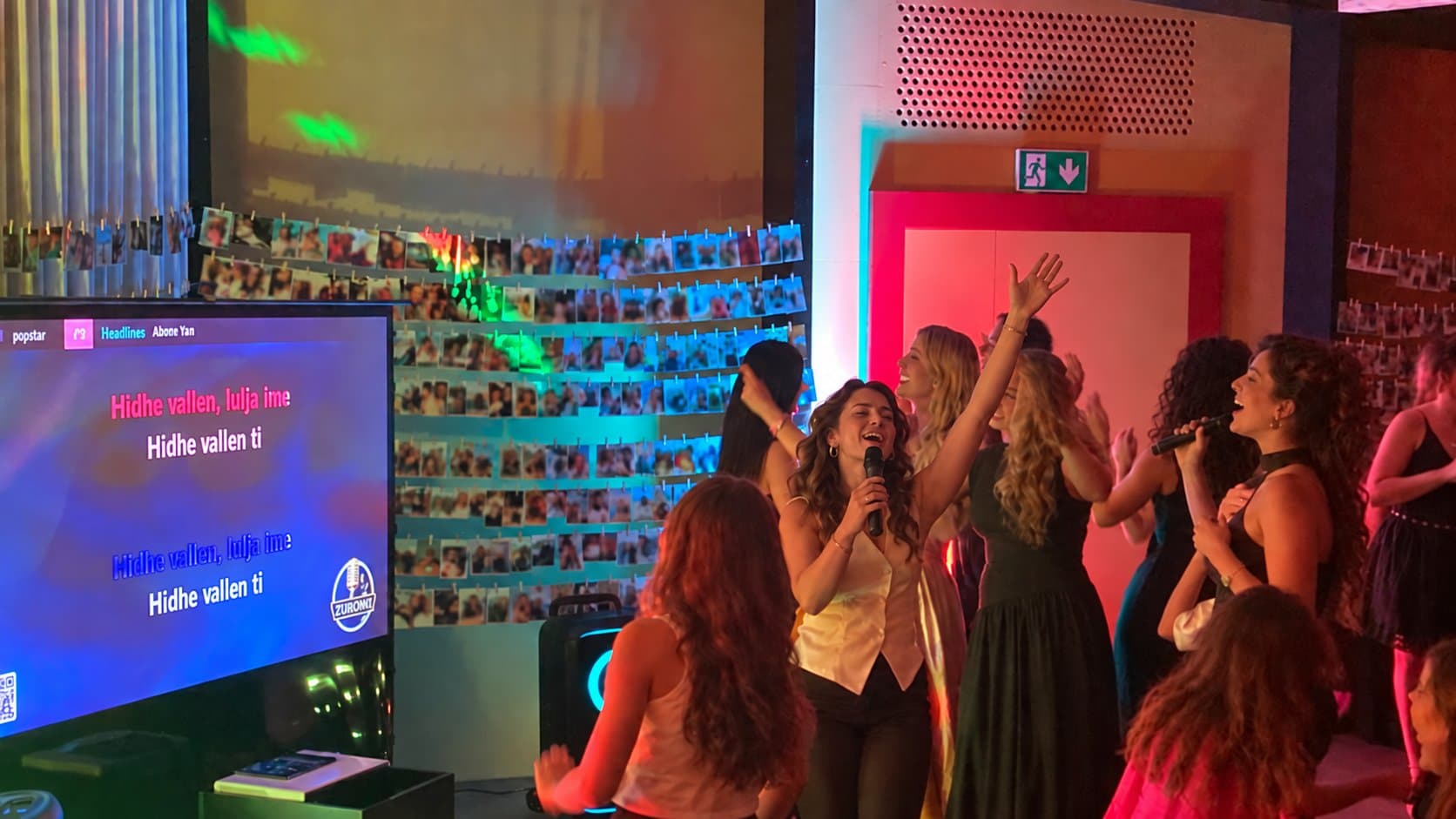 Gäste feiern an einer Karaoke-Geburtstagsparty in Zürich